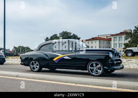 Gulfport, MS - 5 ottobre 2023: Vista laterale grandangolare di una berlina deluxe a 2 porte Chevrolet Styleline del 1950 in una mostra di auto locale. Foto Stock