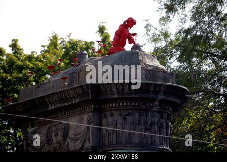 KIEV, UCRAINA - 26 AGOSTO 2024 - la scultura "ragazza con girasoli" dell'artista di strada francese James Colomina installata per celebrare il 33° giorno dell'indipendenza dell'Ucraina si trova sul piedistallo del monumento al comandante militare bolscevico Mykola Shchors nel viale Tarasa Shevchenka che è stato rimosso il 9 dicembre 2023, Kiev, capitale dell'Ucraina. Foto Stock