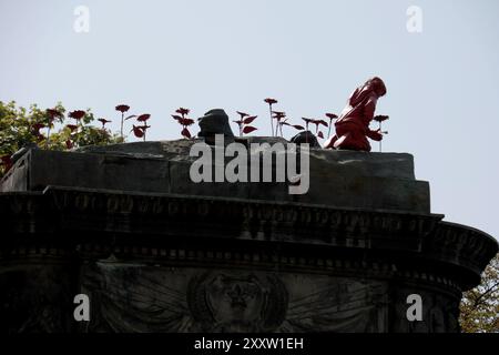KIEV, UCRAINA - 26 AGOSTO 2024 - la scultura "ragazza con girasoli" dell'artista di strada francese James Colomina installata per celebrare il 33° giorno dell'indipendenza dell'Ucraina si trova sul piedistallo del monumento al comandante militare bolscevico Mykola Shchors nel viale Tarasa Shevchenka che è stato rimosso il 9 dicembre 2023, Kiev, capitale dell'Ucraina. Foto Stock