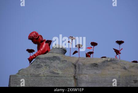 KIEV, UCRAINA - 26 AGOSTO 2024 - la scultura "ragazza con girasoli" dell'artista di strada francese James Colomina installata per celebrare il 33° giorno dell'indipendenza dell'Ucraina si trova sul piedistallo del monumento al comandante militare bolscevico Mykola Shchors nel viale Tarasa Shevchenka che è stato rimosso il 9 dicembre 2023, Kiev, capitale dell'Ucraina. Foto Stock