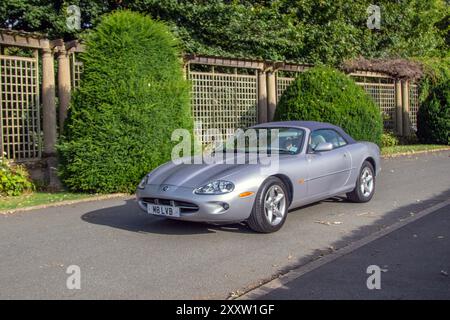 2002 Jaguar XK8 Convertible Auto; vintage, motori classici restaurati, collezionisti di automobili appassionati di automobilismo, storiche auto d'epoca a Stanley Park, Blackpool, Regno Unito Foto Stock