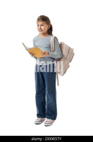 Ragazza con zaino e libro su sfondo bianco Foto Stock