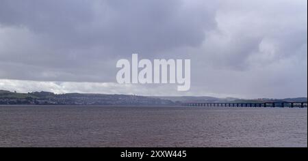 Dundee, Tayside, Scozia, Regno Unito. 26 agosto 2024. Meteo nel Regno Unito: Clima umido di agosto con forti nuvole di tempesta sopra il fiume Tay e il lungomare di Dundee in Scozia. Crediti: Dundee Photographics/Alamy Live News Foto Stock