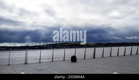 Dundee, Tayside, Scozia, Regno Unito. 26 agosto 2024. Meteo nel Regno Unito: Clima umido di agosto con forti nuvole di tempesta sopra il fiume Tay e il lungomare di Dundee in Scozia. Crediti: Dundee Photographics/Alamy Live News Foto Stock