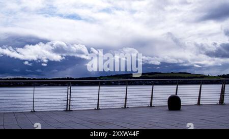 Dundee, Tayside, Scozia, Regno Unito. 26 agosto 2024. Meteo nel Regno Unito: Clima umido di agosto con forti nuvole di tempesta sopra il fiume Tay e il lungomare di Dundee in Scozia. Crediti: Dundee Photographics/Alamy Live News Foto Stock