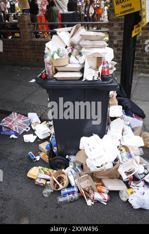 26 agosto 2024, Notting Hill Londra, Regno Unito Notting Hill Carnival on Bank Holiday Monday 2024 le strade del quartiere di Londra si riempiono di carri allegorici, ballerini e sistemi audio mentre il carnevale annale raggiunge il suo picco. Il carnevale è una celebrazione della comunità afro-caraibica britannica che si svolge dagli anni '1960 Foto: Roland Ravenhill/Alamy Foto Stock