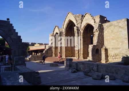 Città vecchia di Rodi, Grecia: Una vista delle tre absidi della Chiesa di nostra Signora del Burgh Foto Stock