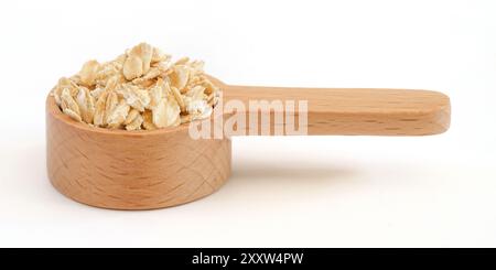 Primo piano dell'orzo a grana intera su sfondo bianco. Foto Stock