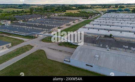 Fotografia con drone di una vecchia fabbrica di polli al coperto durante il giorno nuvoloso estivo Foto Stock