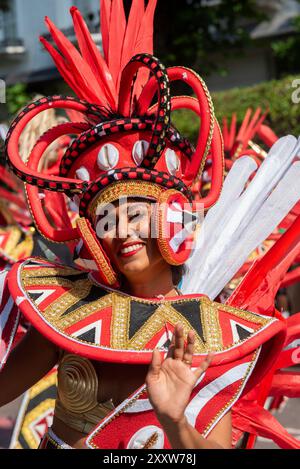 Notting Hill, Londra, Regno Unito. 26 agosto 2024. Il più grande festival di strada d'Europa si svolge nelle strade di Notting Hill. Ballerini esotici a tema giamaicano e gruppi musicali sfilano per le strade, con cibo e intrattenimento di strada intorno alla zona che si aggiungono all'evento. La Grand Parade si svolge il lunedì festivo come il culmine del festival di tre giorni, iniziato nel 1966. Foto Stock