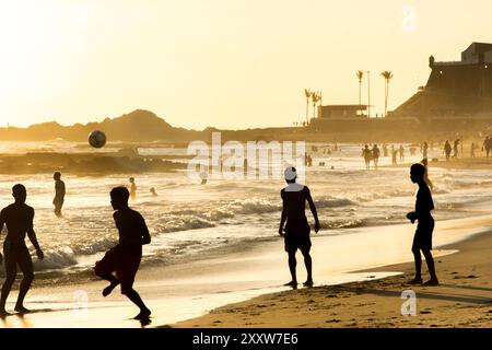 Salvador, Bahia, Brasile - 6 dicembre 2019: Le persone giocano a Beach Soccer al tramonto sulla spiaggia di Farol da barra nella città di Salvador, Bahia. Foto Stock