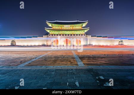 Cancello di Gwanghwamun presso il Palazzo Gyeongbokgung a Seoul, Corea del Sud di notte. Foto Stock