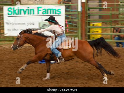 Corse di barile, Philomath Junior Rodeo, Philomath, Oregon Foto Stock