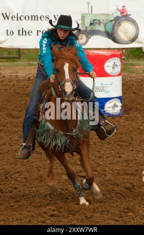 Corse di barile, Philomath Junior Rodeo, Philomath, Oregon Foto Stock