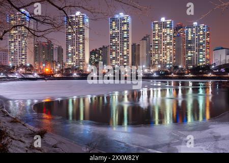 Seul, Corea del Sud stagno invernale e grattacieli residenziali durante la notte. Foto Stock