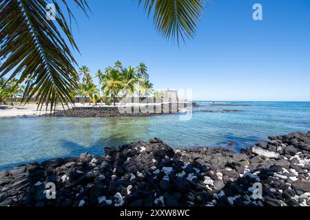 Parco storico nazionale PU uhonua o H naunau intagliato in legno di stile hawaiano, Big Island, Hawaii Foto Stock