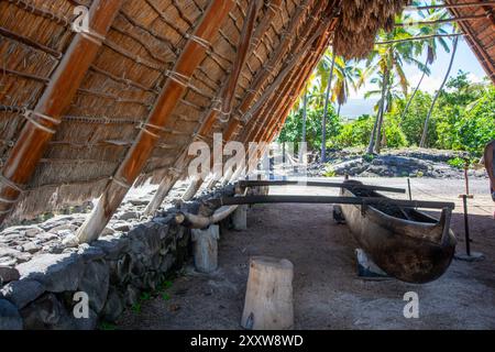 Parco storico nazionale PU uhonua o H naunau intagliato in legno di stile hawaiano, Big Island, Hawaii Foto Stock