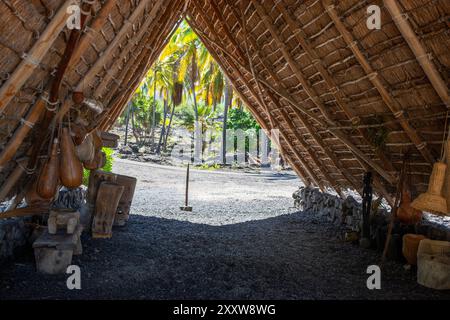 Parco storico nazionale PU uhonua o H naunau intagliato in legno di stile hawaiano, Big Island, Hawaii Foto Stock