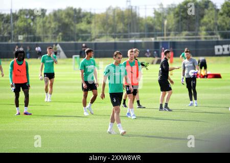 Moenchengladbach, Germania. 26 agosto 2024. 26.08.2024; Moenchengladbach; Fussball, Herren, Saison 2023/2024, formazione Borussia Moenchengladbach Florian Neuhaus (Gladbach, vorne) verlaesst den Trainingsplatz le normative DFL vietano qualsiasi uso di fotografie come sequenze di immagini e/o quasi-video. Gemaess den Vorgaben der DFL Deutsche Fussball Liga ist es untersagt, in dem Stadion und/oder vom Spiel angefertigte Fotoaufnahmen in forma von Sequenzbildern und/oder videoaehnlichen Fotostrecken zu verwerten bzw. Verwerten zu lassen credito: dpa/Alamy Live News Foto Stock