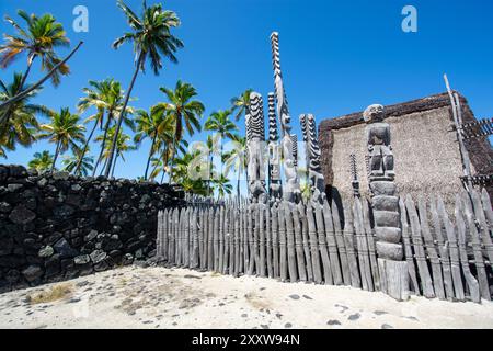 Parco storico nazionale PU uhonua o H naunau intagliato in legno di stile hawaiano, Big Island, Hawaii Foto Stock