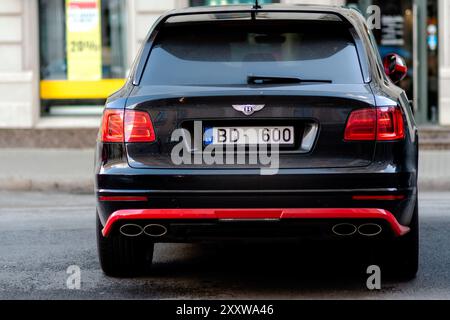 Riga, Lettonia - 8 novembre 2020: Un elegante SUV di lusso parcheggiato in una vivace strada della città durante il giorno. Foto Stock