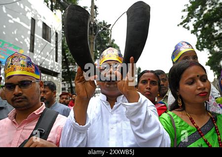 Dacca, Bangladesh. 26 agosto 2024. I devoti indù sfilano mentre prendono parte alle celebrazioni di Janmashtami, un festival che segna la nascita della divinità indù Krishna, a Dacca, Bangladesh, il 26 settembre 2024. Secondo la mitologia e il libro sacro dell'induismo Puranas, Krishna è l'incarnazione di Lord Vishnu, che partorì per uccidere suo zio materno il re malvagio Kansa e liberare il popolo di Mathura e di altre città vicine dalla sua crudeltà e salvarli dalle sue grinfie malvagie. Crediti: Mamunur Rashid/Alamy Live News Foto Stock