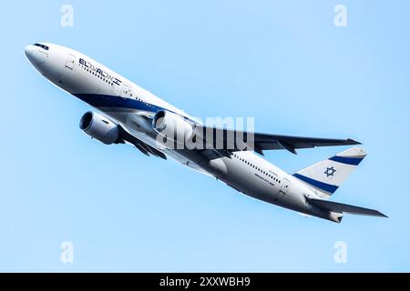 Vienna, Austria - 4 gennaio 2024: Aereo passeggeri EL AL Israel Airlines Boeing 777-200 in aeroporto. Aviazione e aerei. Trasporto aereo e viaggi. IO Foto Stock