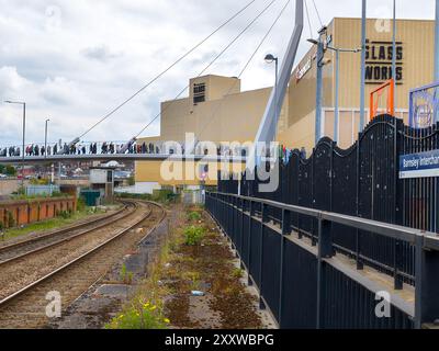 Guardando verso il Tommy Taylor Memorial Bridge a Barnsley Foto Stock