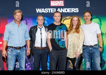 Fototermin - Audible Original Podcast-serie Marvels Wastelanders Henning Baum, Sylvester Groth, Mark Waschke, Kaya Maria Möller e Tom Wlaschiha beim Fototermin zu Audible Original Podcast-serie Marvels Wastelanders in der Audible-RepraÌˆsentanz AM 26.08.2024 a Berlino. *** Audible Original Podcast Series Marvels Wastelanders Photo Call Henning Baum, Sylvester Groth, Mark Waschke, Kaya Maria Möller e Tom Wlaschiha alla chiamata fotografica per Audible Original Podcast Series Marvels Wastelanders al Audible RepraÌˆsentanz il 26 08 2024 a Berlino Copyright: XEventpressxKochanx Foto Stock