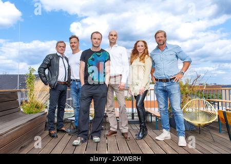 Fototermin - Audible Original Podcast-serie Marvels Wastelanders Sylvester Groth, Tom Wlaschiha, Mark Waschke, Oliver Daniel, Kaya Maria Möller und Henning Baum beim Fototermin zu Audible Original Podcast-serie Marvels Wastelanders in der Audible-RepraÌˆsentanz AM 26.08.2024 a Berlino. *** Photo call Audible Original Podcast Series Marvels Wastelanders Sylvester Groth, Tom Wlaschiha, Mark Waschke, Oliver Daniel, Kaya Maria Möller e Henning Baum alla chiamata fotografica per Audible Original Podcast Series Marvels Wastelanders in the Audible RepraÌˆsentanz su 26 08 2024 a Berlino Copyright: XEventpre Foto Stock