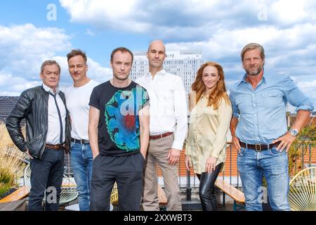 Fototermin - Audible Original Podcast-serie Marvels Wastelanders Sylvester Groth, Tom Wlaschiha, Mark Waschke, Oliver Daniel, Kaya Maria Möller und Henning Baum beim Fototermin zu Audible Original Podcast-serie Marvels Wastelanders in der Audible-RepraÌˆsentanz AM 26.08.2024 a Berlino. *** Photo call Audible Original Podcast Series Marvels Wastelanders Sylvester Groth, Tom Wlaschiha, Mark Waschke, Oliver Daniel, Kaya Maria Möller e Henning Baum alla chiamata fotografica per Audible Original Podcast Series Marvels Wastelanders in the Audible RepraÌˆsentanz su 26 08 2024 a Berlino Copyright: XEventpre Foto Stock
