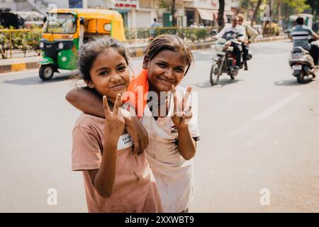 Ahmenabad, India - 20 ottobre 2023: Si vedono sorridere le ragazze di strada delle classi e caste indiane inferiori, note come dalit o intoccabili Foto Stock