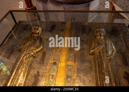 Blanche e Jean di Francia, figli della tomba di saint Louis. Pietre tombali in smalto metallico rare del Medioevo, nella basilica di Saint Denis a Parigi, Francia Foto Stock