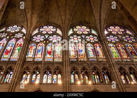 Vetrate colorate nella basilica gotica di Saint Denis a Parigi, Francia Foto Stock