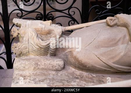 Tomba di Pepino il corto (Pepin le BREF) nella Basilica di Saint Denis a Parigi, Francia Foto Stock