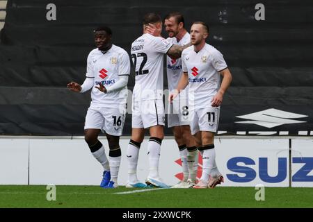 Il capitano Alex Gilbey festeggia con i compagni di squadra dopo aver segnato per Milton Keynes Dons, per estendere il loro vantaggio facendolo 2-0 contro il Carlisle United, durante la prima metà della partita di Sky Bet League 2 tra MK Dons e Carlisle United allo Stadium MK di Milton Keynes sabato 24 agosto 2024. (Foto: John Cripps | mi News) crediti: MI News & Sport /Alamy Live News Foto Stock