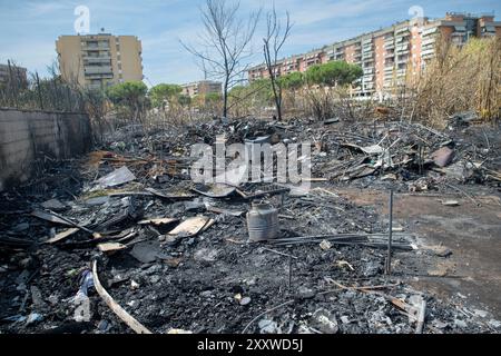 Roma, Italia. 26 agosto 2024. I resti delle baracche di un campo illegale distrutto da un nuovo incendio nel quadrante orientale di Roma. Dopo l'incendio di Monte Mario e pochi giorni dopo l'incendio del "pratone" di CinecittÃ, ieri pomeriggio è scoppiato un nuovo incendio che colpisce un'area di '' ‹'''‹la periferia di Roma lasciata a trascurare. Nessuno era coinvolto. (Credit Image: © Marcello Valeri/ZUMA Press Wire) SOLO PER USO EDITORIALE! Non per USO commerciale! Crediti: ZUMA Press, Inc./Alamy Live News Foto Stock