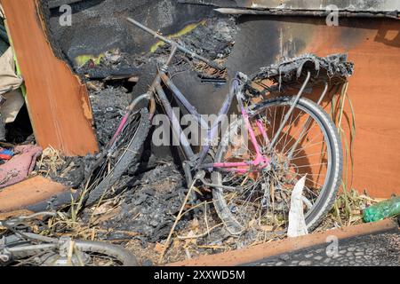 Roma, Italia. 26 agosto 2024. Una bicicletta tra i resti delle baracche di un campo illegale distrutto da un nuovo incendio nel quadrante orientale di Roma. Dopo l'incendio di Monte Mario e pochi giorni dopo l'incendio del "pratone" di CinecittÃ, ieri pomeriggio è scoppiato un nuovo incendio che colpisce un'area di '' ‹'''‹la periferia di Roma lasciata a trascurare. Nessuno era coinvolto. (Credit Image: © Marcello Valeri/ZUMA Press Wire) SOLO PER USO EDITORIALE! Non per USO commerciale! Crediti: ZUMA Press, Inc./Alamy Live News Foto Stock