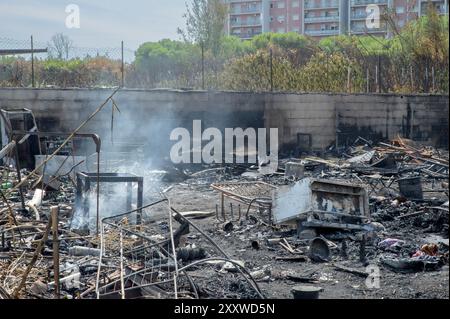 Roma, Italia. 26 agosto 2024. I resti ancora fumanti delle baracche di un campo illegale distrutto da un nuovo incendio nel quadrante orientale di Roma. Dopo l'incendio di Monte Mario e pochi giorni dopo l'incendio del "pratone" di CinecittÃ, ieri pomeriggio è scoppiato un nuovo incendio che colpisce un'area di '' ‹'''‹la periferia di Roma lasciata a trascurare. Nessuno era coinvolto. (Credit Image: © Marcello Valeri/ZUMA Press Wire) SOLO PER USO EDITORIALE! Non per USO commerciale! Crediti: ZUMA Press, Inc./Alamy Live News Foto Stock