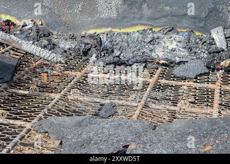 Roma, Italia. 26 agosto 2024. La base primaverile di un letto bruciato tra i resti delle baracche di un campo illegale distrutto da un nuovo incendio nel quadrante orientale di Roma. Dopo l'incendio di Monte Mario e pochi giorni dopo l'incendio del "pratone" di CinecittÃ, ieri pomeriggio è scoppiato un nuovo incendio che colpisce un'area di '' ‹'''‹la periferia di Roma lasciata a trascurare. Nessuno era coinvolto. (Credit Image: © Marcello Valeri/ZUMA Press Wire) SOLO PER USO EDITORIALE! Non per USO commerciale! Crediti: ZUMA Press, Inc./Alamy Live News Foto Stock