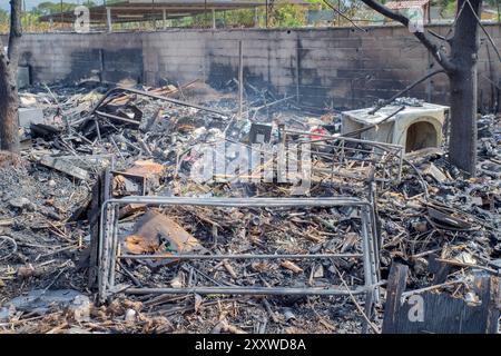 Roma, Italia. 26 agosto 2024. I resti ancora fumanti delle baracche di un campo illegale distrutto da un nuovo incendio nel quadrante orientale di Roma. Dopo l'incendio di Monte Mario e pochi giorni dopo l'incendio del "pratone" di CinecittÃ, ieri pomeriggio è scoppiato un nuovo incendio che colpisce un'area di '' ‹'''‹la periferia di Roma lasciata a trascurare. Nessuno era coinvolto. (Credit Image: © Marcello Valeri/ZUMA Press Wire) SOLO PER USO EDITORIALE! Non per USO commerciale! Crediti: ZUMA Press, Inc./Alamy Live News Foto Stock