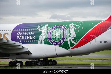 Airbus A380-861 di Emirates, immatricolazione A6-EOE, visita l'aeroporto di Manchester con il numero EK017 sul volo in entrata e con il numero EK018 sul volo in uscita. Foto Stock