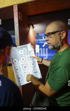 l'istruttore di tiro spiega come usare una pistola Foto Stock