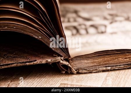 Libro molto vecchio con copertina e molte pagine adagiate su un tavolo di legno, datato 1896, immagine ravvicinata Foto Stock