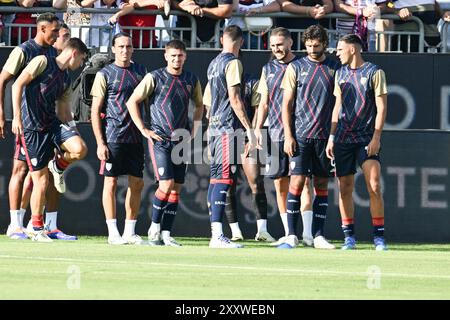 Cagliari, Italia. 26 agosto 2024. Il riscaldamento del Cagliari prima della partita di calcio di serie A tra Cagliari calcio e Como all'Unipol Domus di Cagliari, Sardegna - lunedì 26 agosto 2024. Sport - calcio (foto di Gianluca Zuddas/Lapresse) credito: LaPresse/Alamy Live News Foto Stock