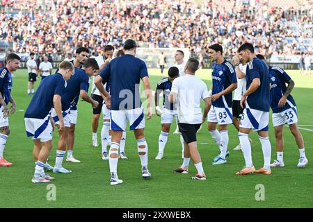 Cagliari, Italia. 26 agosto 2024. Il riscaldamento del Como prima della partita di calcio di serie A tra Cagliari calcio e Como all'Unipol Domus di Cagliari, Sardegna - lunedì 26 agosto 2024. Sport - calcio (foto di Gianluca Zuddas/Lapresse) credito: LaPresse/Alamy Live News Foto Stock