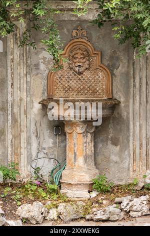 Vecchia fontana in pietra di fronte al monastero e alla chiesa di San Francesco a Pola, Croazia Foto Stock