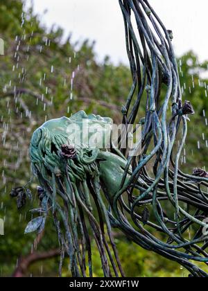 Primo piano di una statua della fontana di Afrodite nel giardino delle rose di Borde Hill, Sussex, Inghilterra. Foto Stock