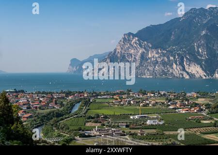 Paesaggio del Lago di Garda dal versante Trentino Foto Stock