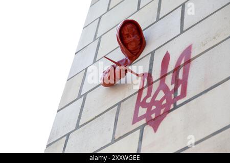 Non esclusiva: KIEV, UCRAINA - 24 AGOSTO 2024 - la scultura dell'artista di strada francese James Colomina che raffigura un bambino che emerge dal muro di Foto Stock